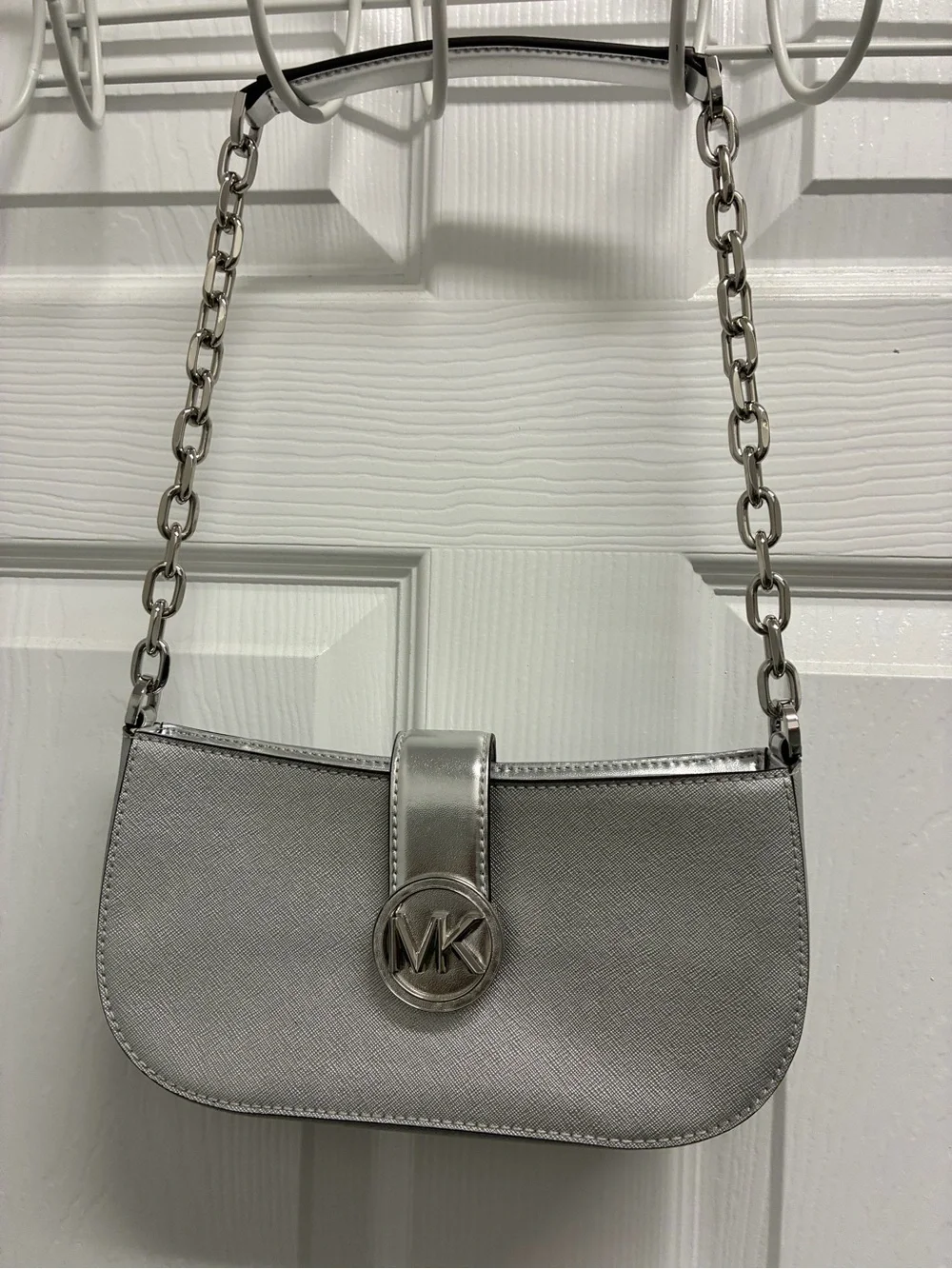 Silver ladies dress Bag - Sleek Metallic Design